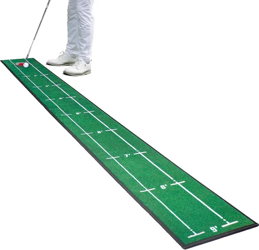 Portable roll-up putting mat with printed distance markers